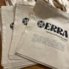 Pila de bosses de cotó impreses per a un esdeveniment