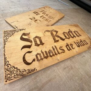 Gravat en fusta — Sa Rota Cartell de fusta tallat i gravat amb el nom Sa Rota Cavalls de vida