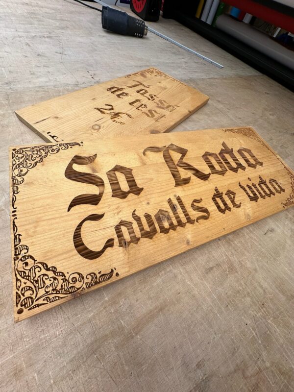 Cartell de fusta tallat i gravat amb el nom Sa Rota Cavalls de vida