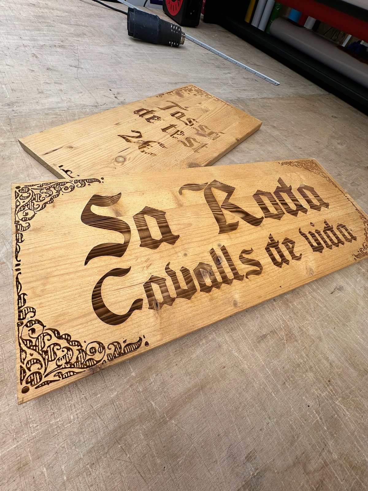 Cartell de fusta tallat i gravat amb el nom Sa Rota Cavalls de vida