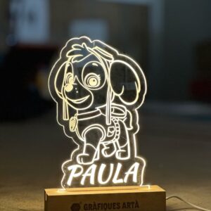 Làmpara gravada al làser — Paula Làmpara LED de metacrilat gravada amb un personatge i el nom Paula, amb base de fusta de Gràfiques Artà
