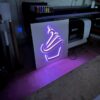 Rètol de neó — cupcake Rètol de neó amb forma de cupcake il·luminat al taller