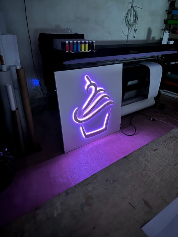 Rètol de neó — cupcake Rètol de neó amb forma de cupcake il·luminat al taller
