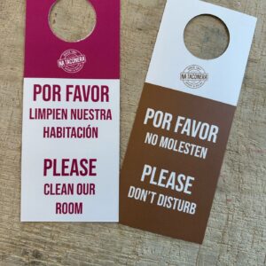 Dos penjadors de porta personalitzats per a l’hotel Na Taconera
