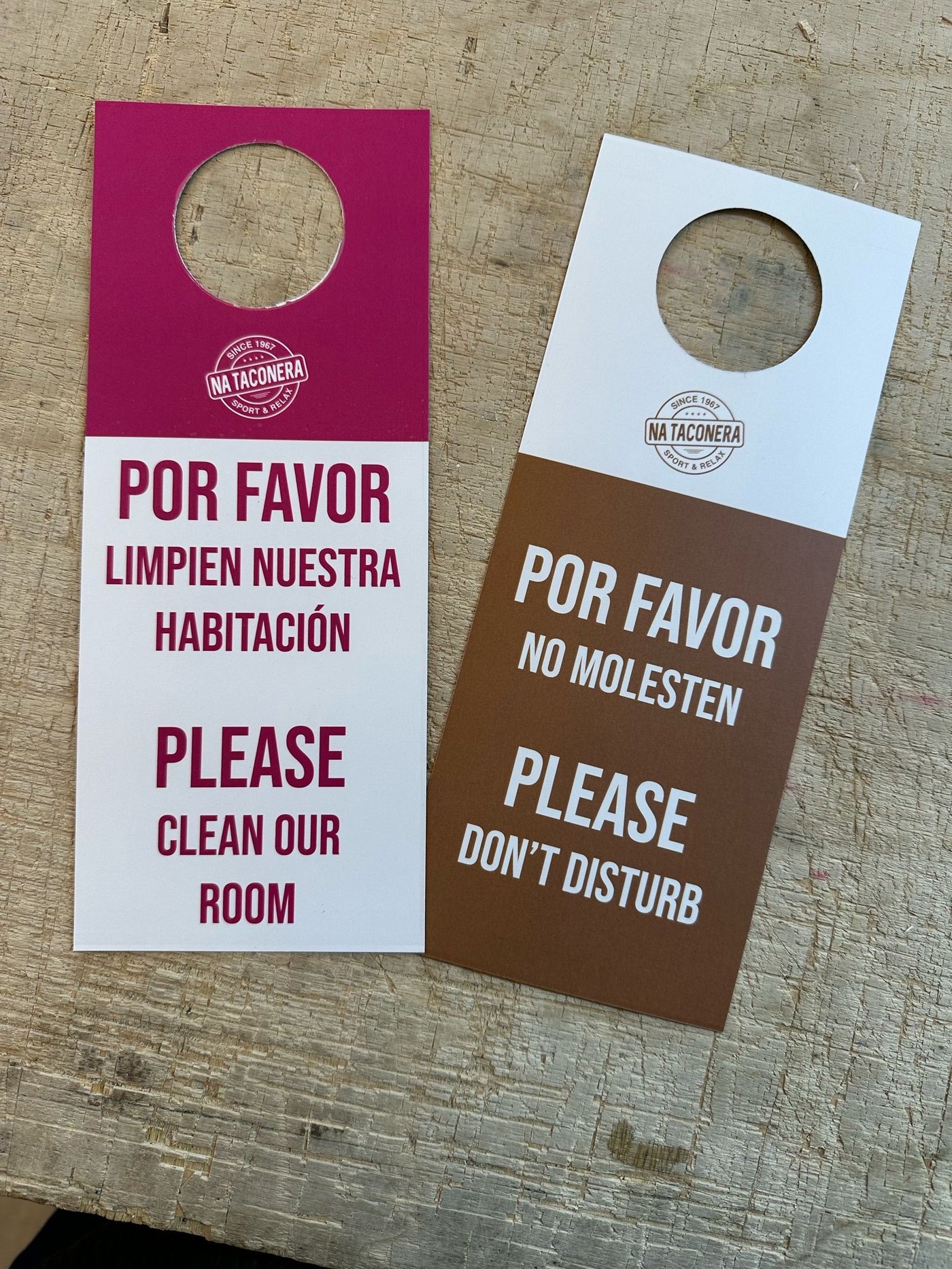Dos penjadors de porta personalitzats per a l’hotel Na Taconera