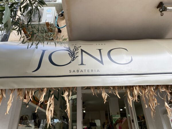 Rètol de la sabateria JONC muntat sobre la façana