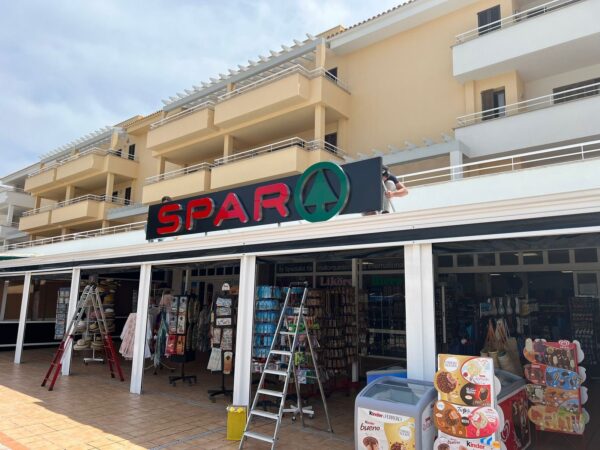 Rètol lluminós — SPAR Muntatge de les lletres corpòries de SPAR a la façana
