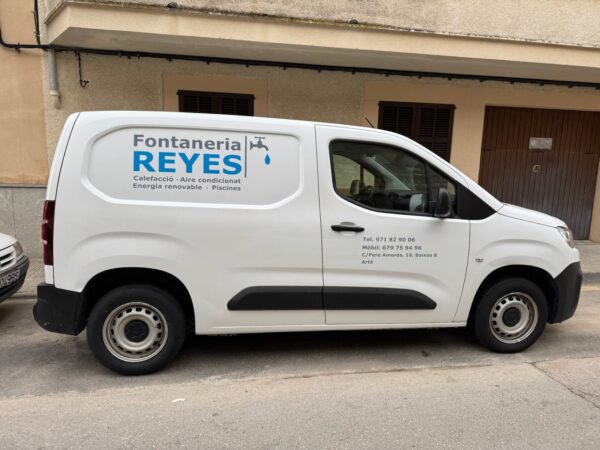 Retolació de furgoneta — Fontaneria Reyes Furgoneta blanca retolada amb vinil per a Fontaneria Reyes, vista lateral