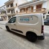 Retolació de furgoneta — Fontaneria Reyes (carrer) Furgoneta retolada amb vinil per a Fontaneria Reyes aparcada al carrer