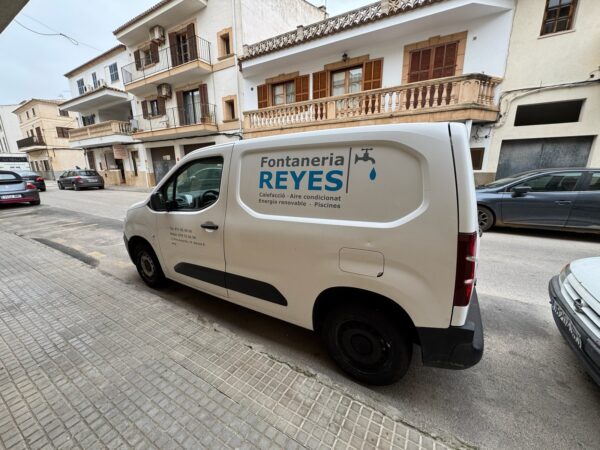 Retolació de furgoneta — Fontaneria Reyes (carrer) Furgoneta retolada amb vinil per a Fontaneria Reyes aparcada al carrer